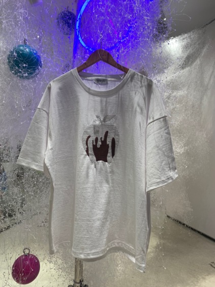 [Kwon Ji-an X Ko Soo-ah Collaboration] Men&#039;s Apple Embroidery T-shirt