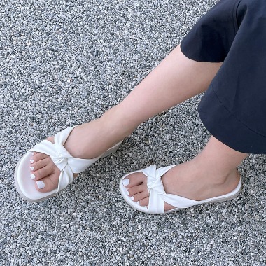 소보제화 공식 온라인스토어 여성 쥬베티 크로스 스트랩 슬라이드 슬리퍼 3cm