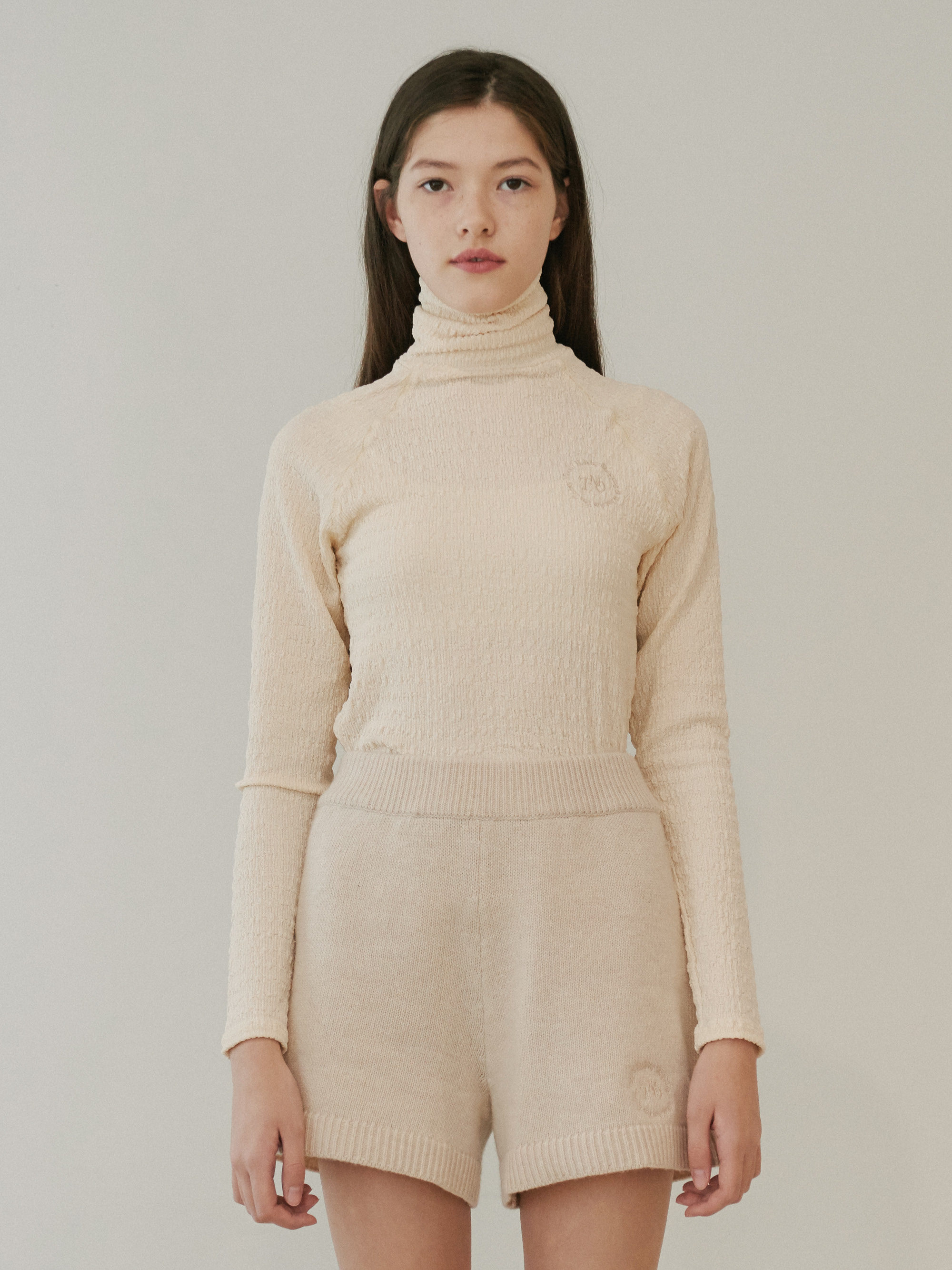 PLEATED TURTLE NECK TOP (IVORY)