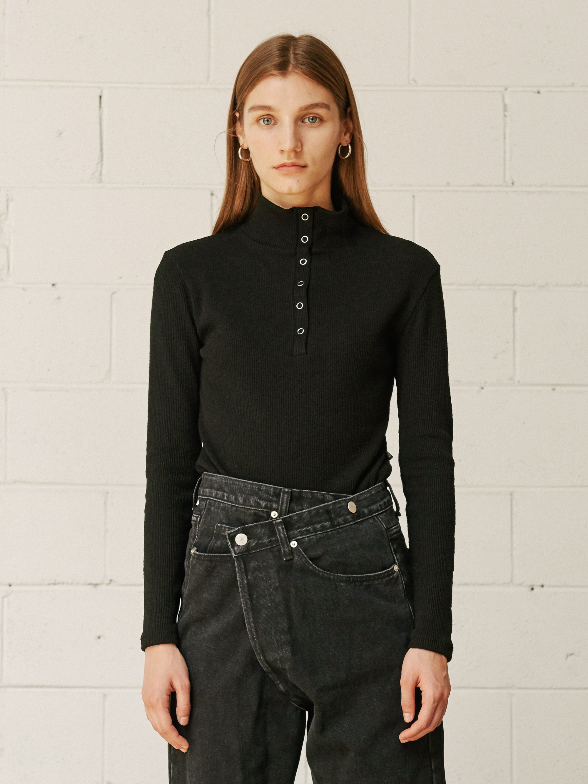 BUTTONED TURTLE NECK KNIT TOP (BLACK)