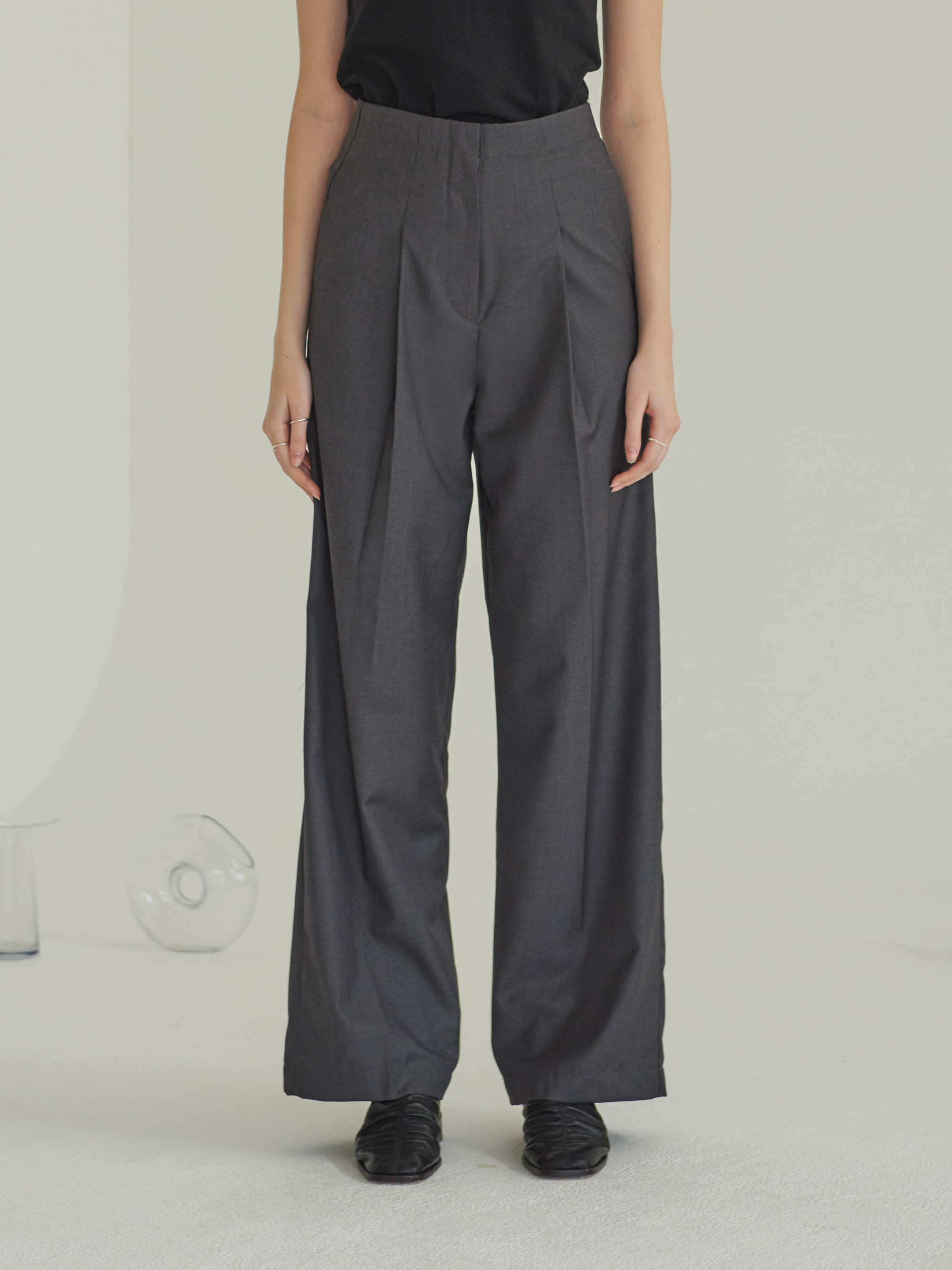 ONE TUCK WIDE PANTS (CHARCOAL)