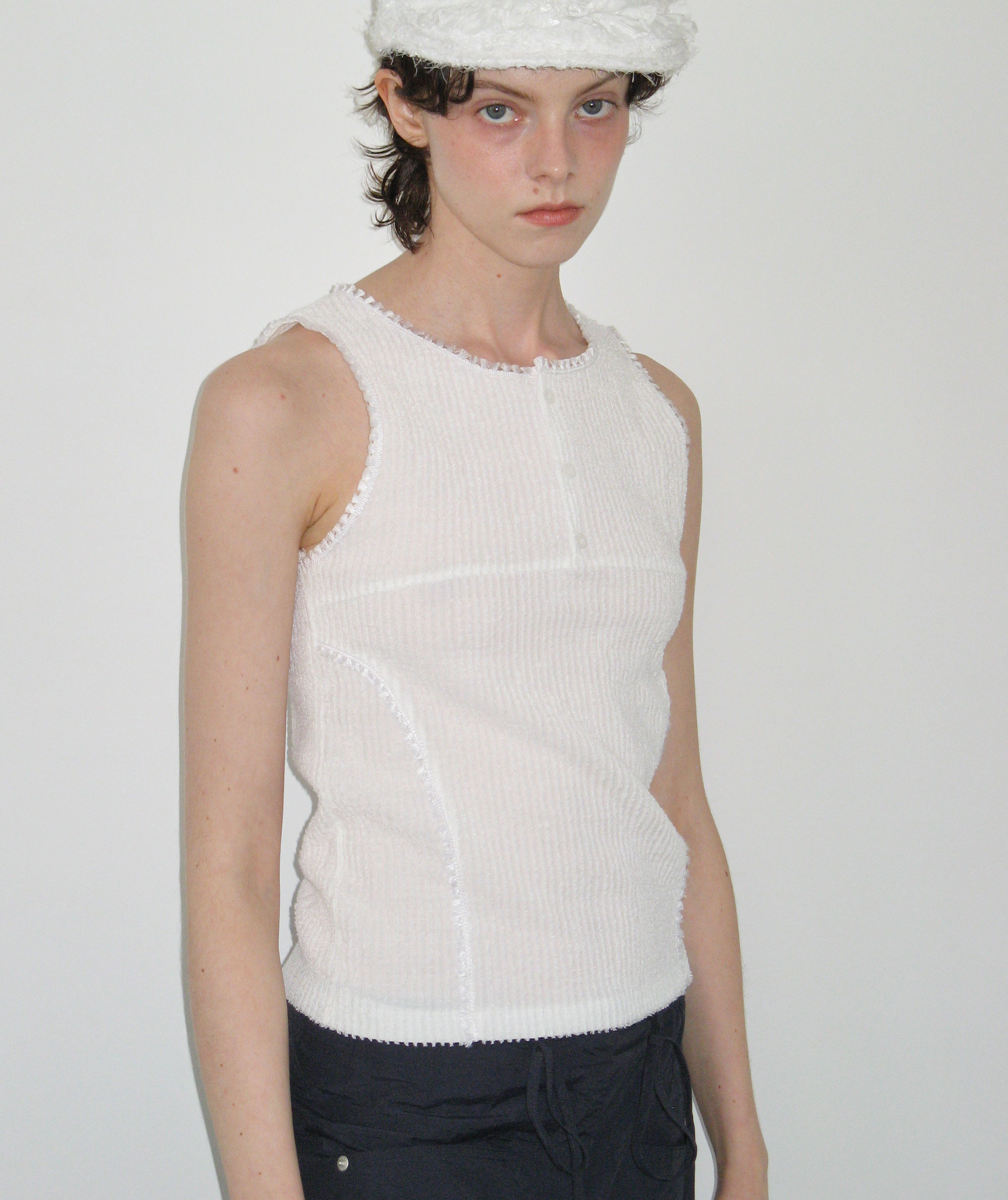 Buttoned Lace Sleeveless [Off White]
