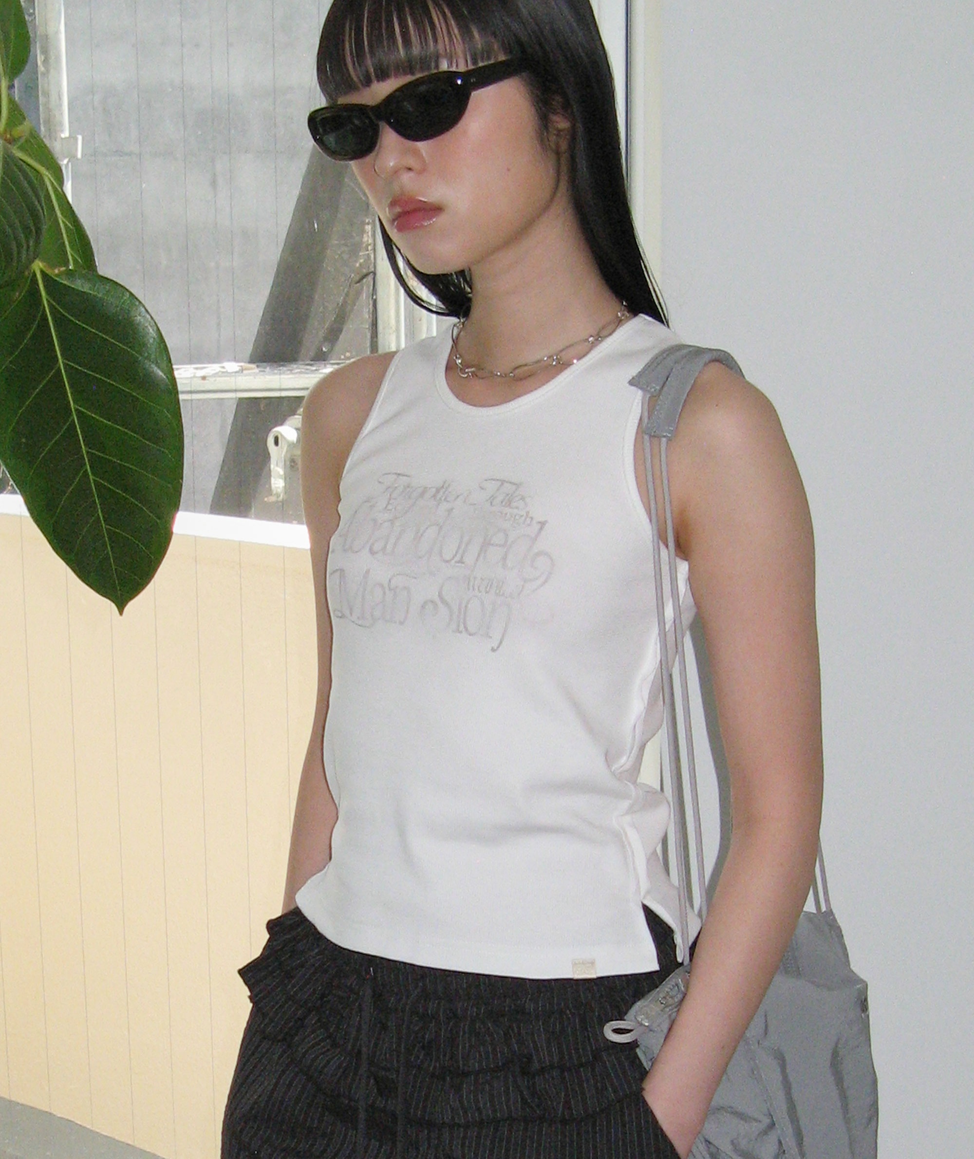 Side Cut Off Sleeveless [Off White]