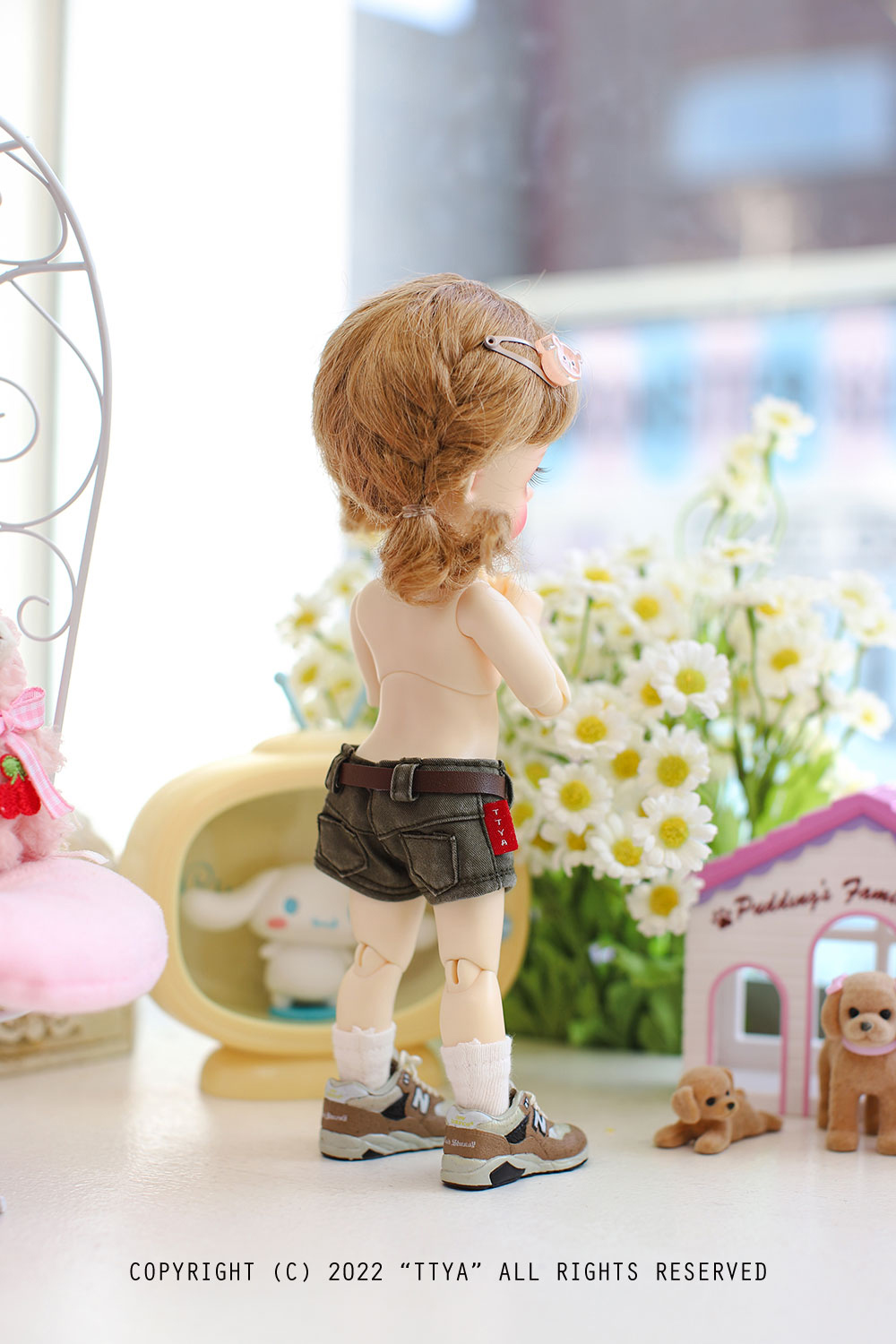 mini skirt model image-S1L3