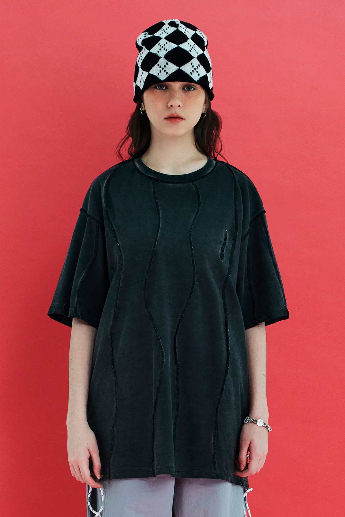 DYED WAVE OVERLOCK T SHIRT / CHARCOAL
