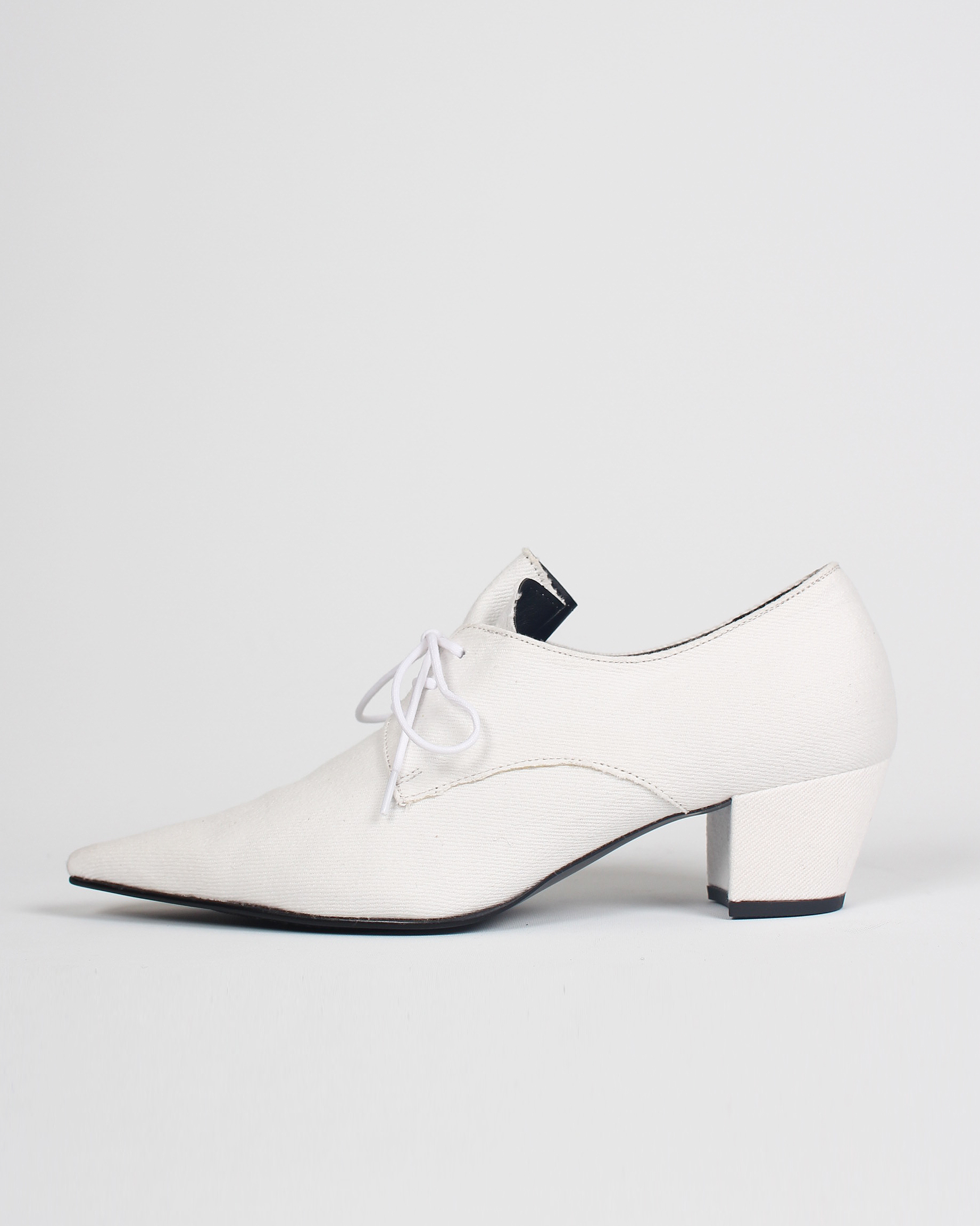 [VT x Fq] Point toe wrinkle loafers_white