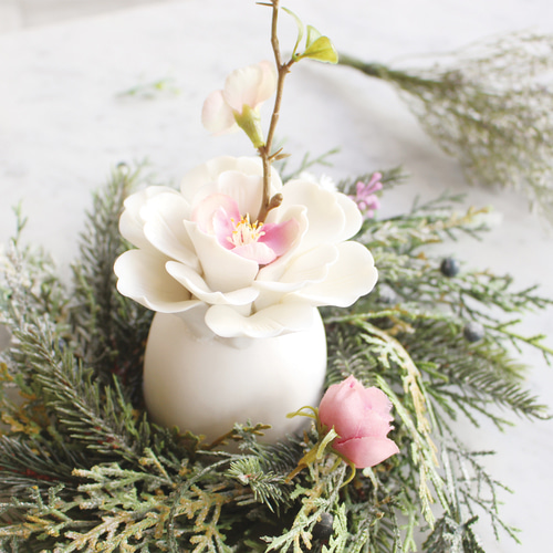 white flower vase (L)