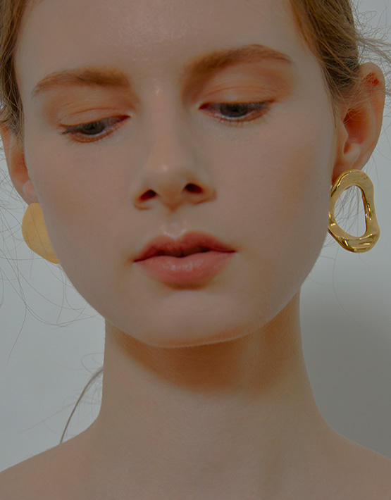 Unbalance Round Button Earrings_Gold