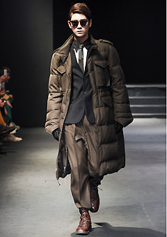 [LEE YOUNG JUN collection]　　　　　　　　　　　　　2013-14 F/W SEOUL COLLECTION　　　　　　　　　　　　　　　　　　&quot;HYBRID&quot;　　　　　　　　　　　　　　　　　　　◈ POLAND™ GOOSE-DOWN® ◈ 　　　　　　　　　　　　　　　　M-65 LONG KHAKI WOOL PADDING