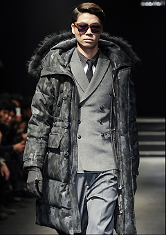 [LEE YOUNG JUN collection]　　　　　　　　　　　　　2013-14 F/W SEOUL COLLECTION　　　　　　　　　　　　　　　　　　&quot;HYBRID&quot;　　　　　　　　　　　　　　　　　　　◈ POLAND™ GOOSE-DOWN® ◈ 　　　　　　　　　　　　　　　CAMOUFLAGE N-3B RACOON WOOL PADDING