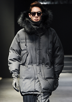 [LEE YOUNG JUN collection]　　　　　　　　　　　　　2013-14 F/W SEOUL COLLECTION　　　　　　　　　　　　　　　　　　&quot;HYBRID&quot;　　　　　　　　　　　　　　　　　　　◈ POLAND™ GOOSE-DOWN® ◈ 　　　　　　　　　　　　　　　　 RACOON-FUR WOOL GRAY PADDING
