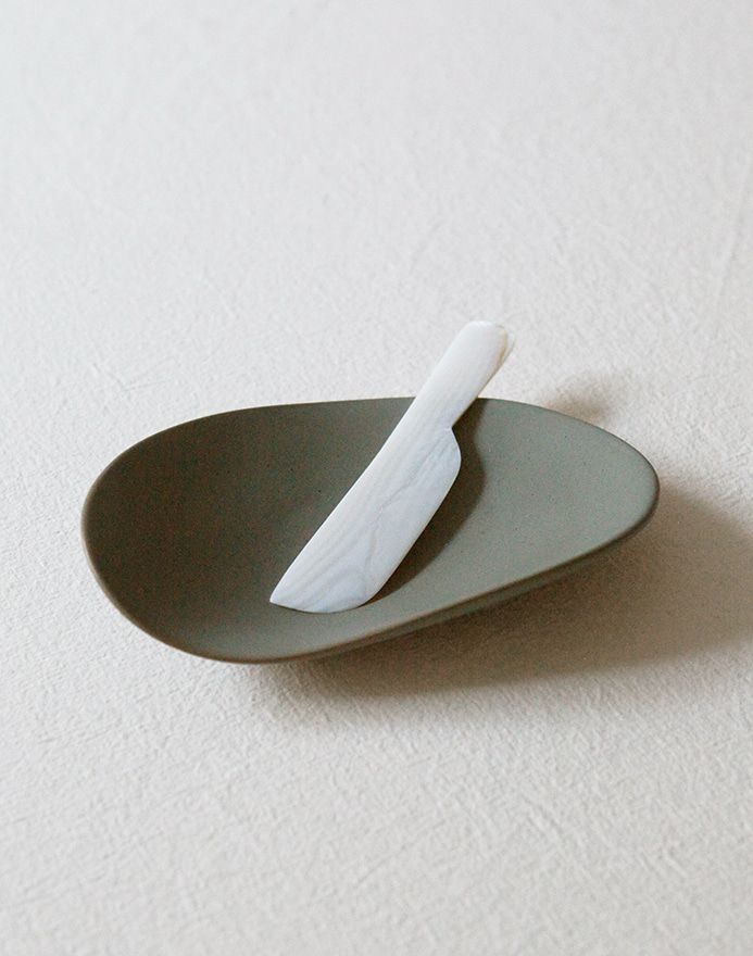 Shell Rounded Butter Knife · White