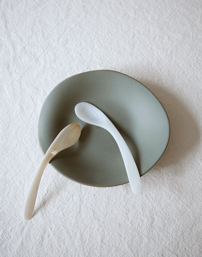 Shell Bow Spoon · White