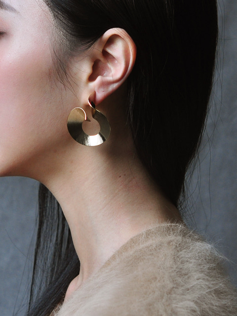 EASY. curve circle earring