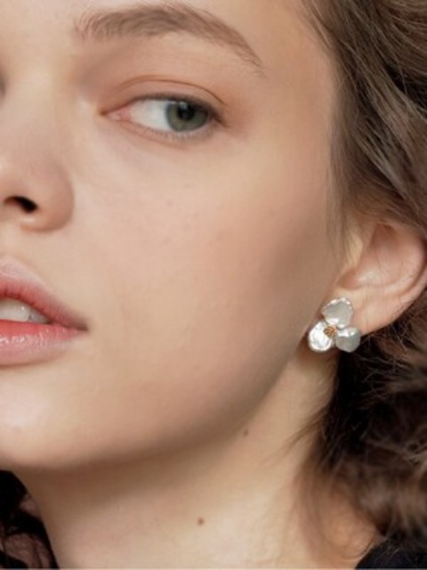 hoa pearl earring