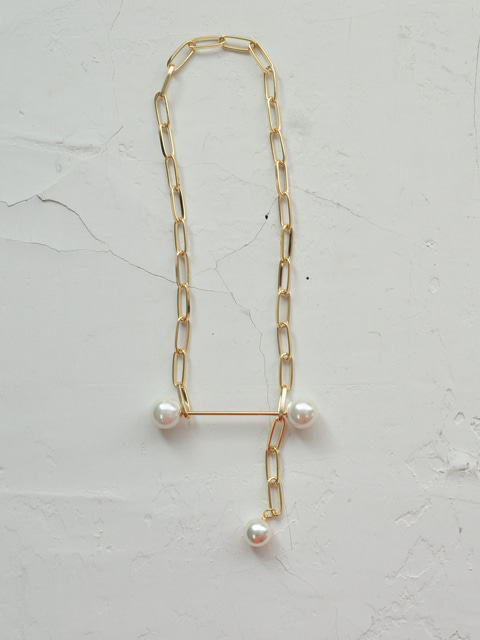 chaining pearl necklace