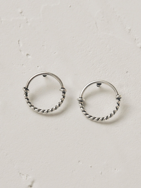 circle chaining earring