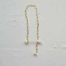 chaining pearl necklace